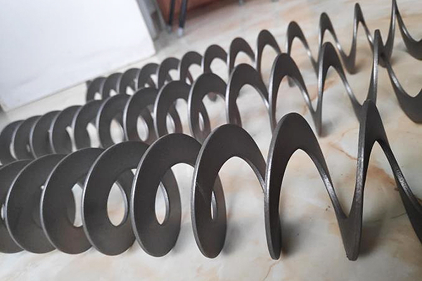 Constant-Thickness-Screw-Flight-Winded-on-Mould-8
